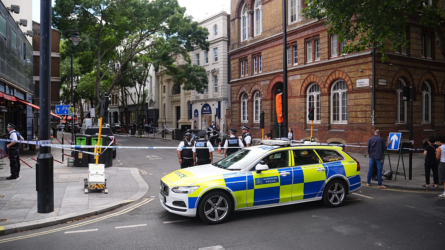عناصر من الشرطة البريطانية في موقع حادث طعن أربعة رجال بشارع إنديل في منطقة كوفنت غاردن وسط لندن، 5 آب 2026.