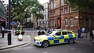 عناصر من الشرطة البريطانية في موقع حادث طعن أربعة رجال بشارع إنديل في منطقة كوفنت غاردن وسط لندن، 5 آب 2026.