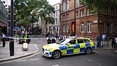 عناصر من الشرطة البريطانية في موقع حادث طعن أربعة رجال بشارع إنديل في منطقة كوفنت غاردن وسط لندن، 5 آب 2026.