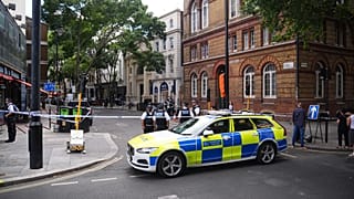 عناصر من الشرطة البريطانية في موقع حادث طعن أربعة رجال بشارع إنديل في منطقة كوفنت غاردن وسط لندن، 5 آب 2026.