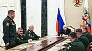 Президент РФ Владимир Путин (на заднем плане) разговаривает с генерал-полковником Денисом Ляминым, назначенным командующим Силами беспилотных систем РФ. Москва, 5.08. 2026 г.