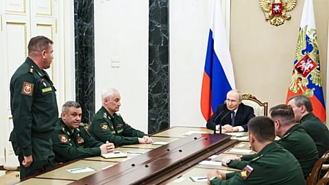 Russlands Präsident Wladimir Putin (hinten) spricht mit Generaloberst Denis Ljamin, dem neuen Befehlshaber der russischen Drohnenkräfte. Moskau, 5. August 2026.