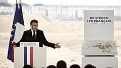 Le président français Emmanuel Macron prononce son discours lors d'une visite sur le chantier du futur siège de la DGSI, les services de renseignement intérieurs français.