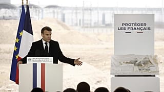 Le président français Emmanuel Macron prononce son discours lors d'une visite sur le chantier du futur siège de la DGSI, les services de renseignement intérieurs français.