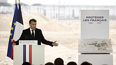 Le président français Emmanuel Macron prononce son discours lors d'une visite sur le chantier du futur siège de la DGSI, les services de renseignement intérieurs français.