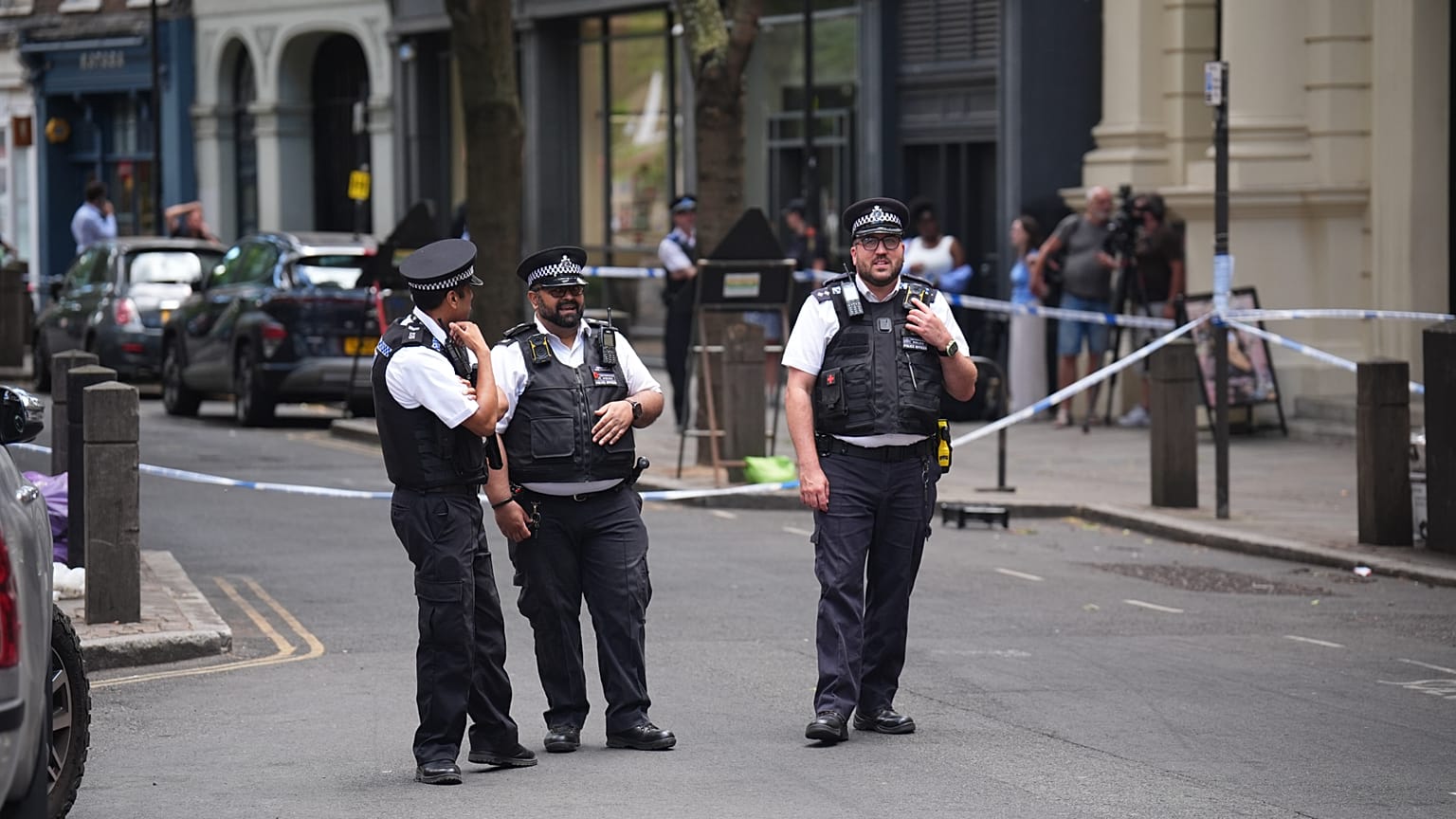 Agenti di polizia presidiano la scena in Endell Street a Covent Garden, dopo che quattro uomini sono stati accoltellati, Londra, 5 agosto 2026