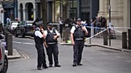 Agenti di polizia presidiano la scena in Endell Street a Covent Garden, dopo che quattro uomini sono stati accoltellati, Londra, 5 agosto 2026
