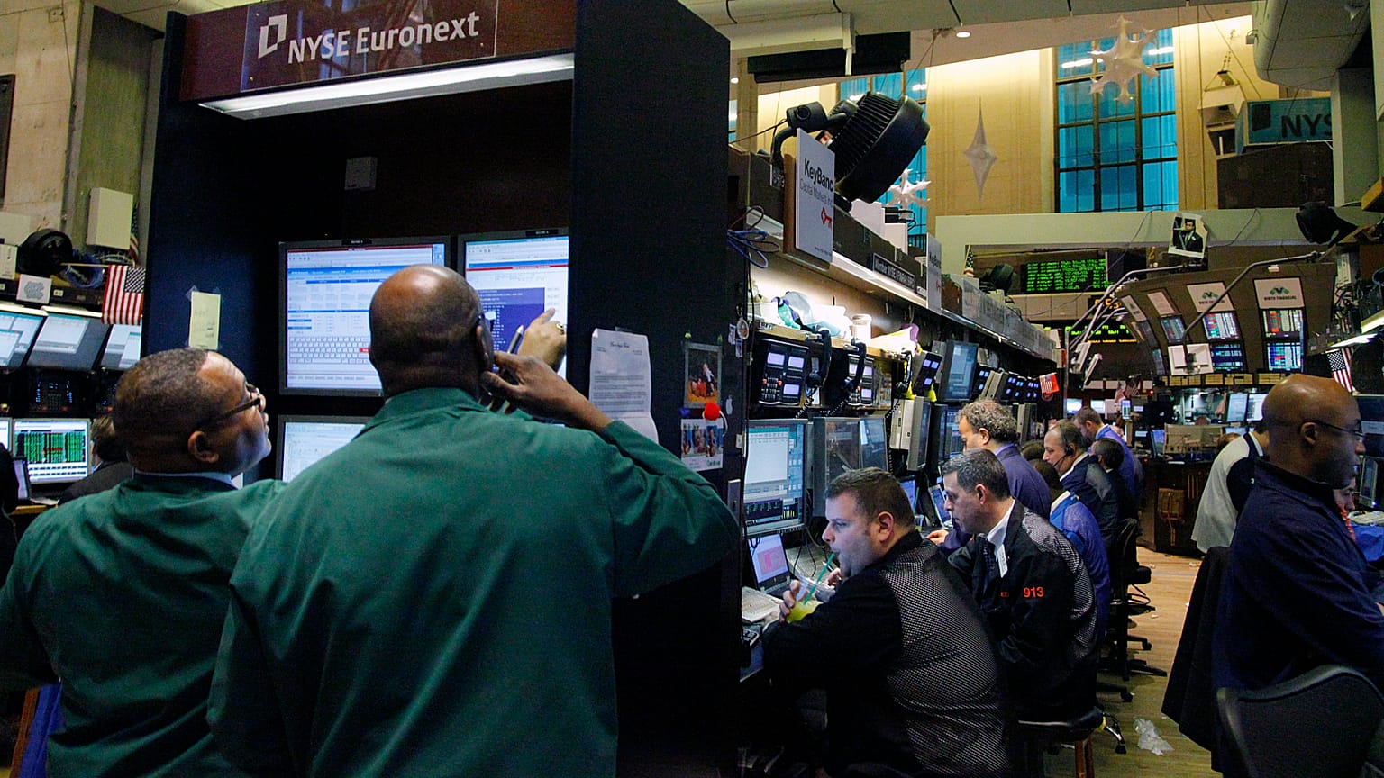 Operadores trabajan en el centro de Euronext, en el parqué de la Bolsa de Nueva York