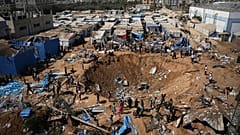 Palestinianos inspecionam o local de um ataque aéreo israelita junto do hospital Al-Aqsa, em Deir al-Balah, no centro da Faixa de Gaza, sábado, 1 de agosto de 2026.