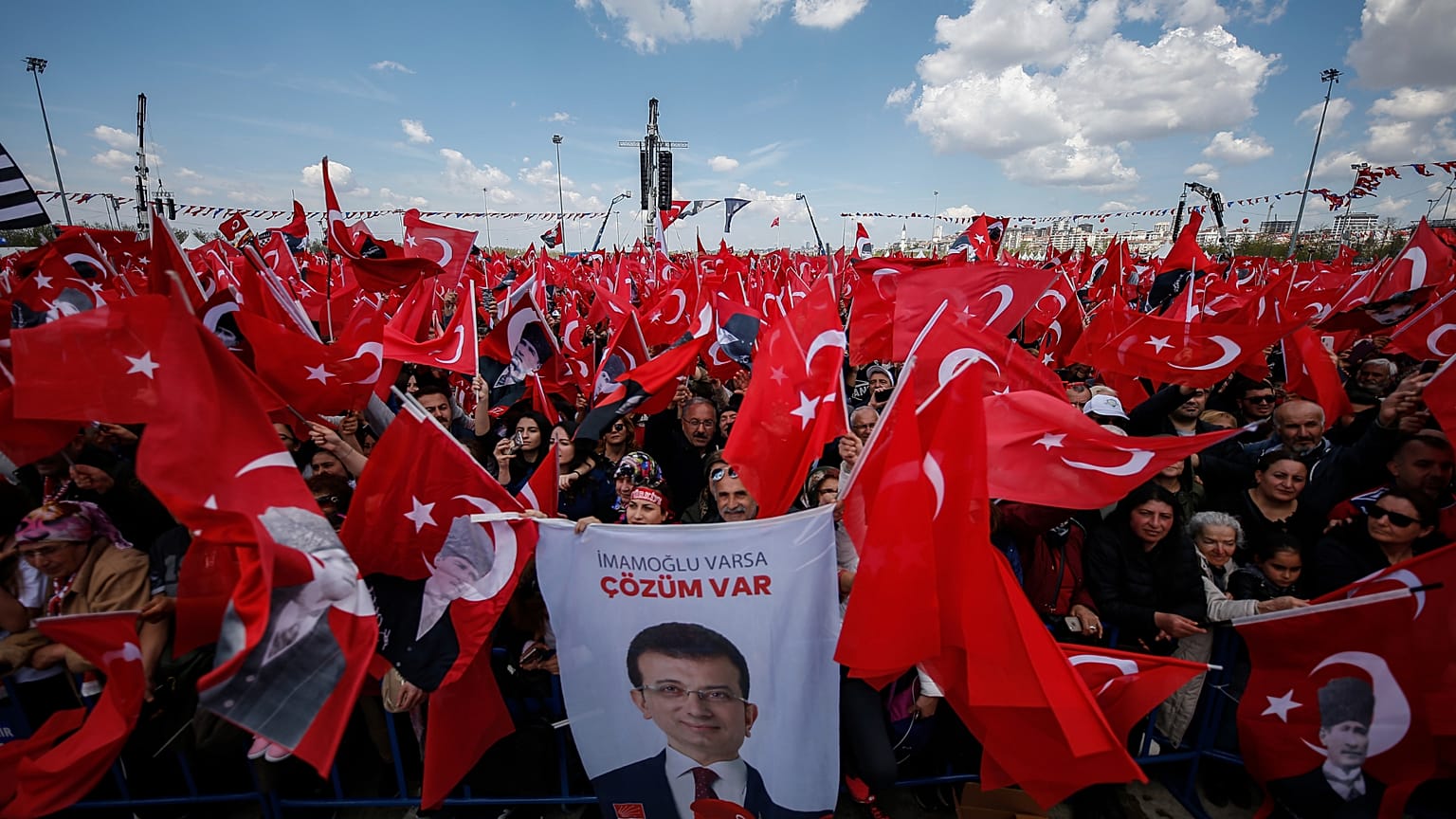 ARŞİV - Destekçiler, İstanbul'da düzenlenen bir mitingde Ekrem İmamoğlu'nu dinliyor, 21 Nisan 2019.