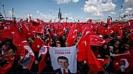ARŞİV - Destekçiler, İstanbul'da düzenlenen bir mitingde Ekrem İmamoğlu'nu dinliyor, 21 Nisan 2019.