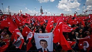 ARŞİV - Destekçiler, İstanbul'da düzenlenen bir mitingde Ekrem İmamoğlu'nu dinliyor, 21 Nisan 2019.