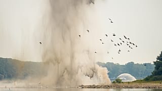 La demolición controlada de rocas sumergidas llevada a cabo por la Armada rumana para mejorar el flujo de agua hacia la central nuclear de Cernavoda, en Izvoarele, Rumanía