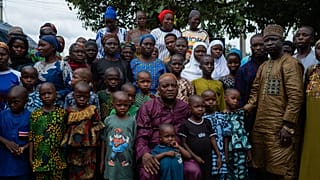Des parents posent avec des enfants libérés après leur enlèvement à Esinele, au Nigeria, le 17 juillet 2026.
