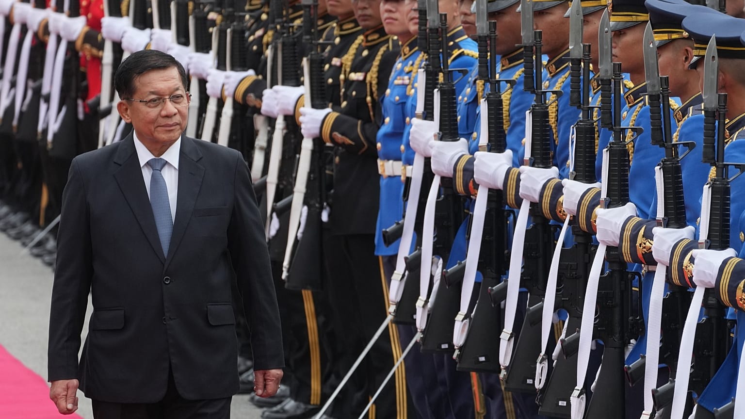 Myanmar Devlet Başkanı Min Aung Hlaing, 6 Ağustos 2026'da Bangkok'taki Hükümet Konağı'nda düzenlenen karşılama töreninde onur kıtasını denetliyor.