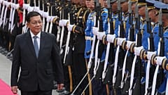 Presidente de Myanmar, Min Aung Hlaing, inspeciona a guarda de honra durante uma cerimónia de boas-vindas na sede do Governo, em Banguecoque, em 6 de agosto de 2026