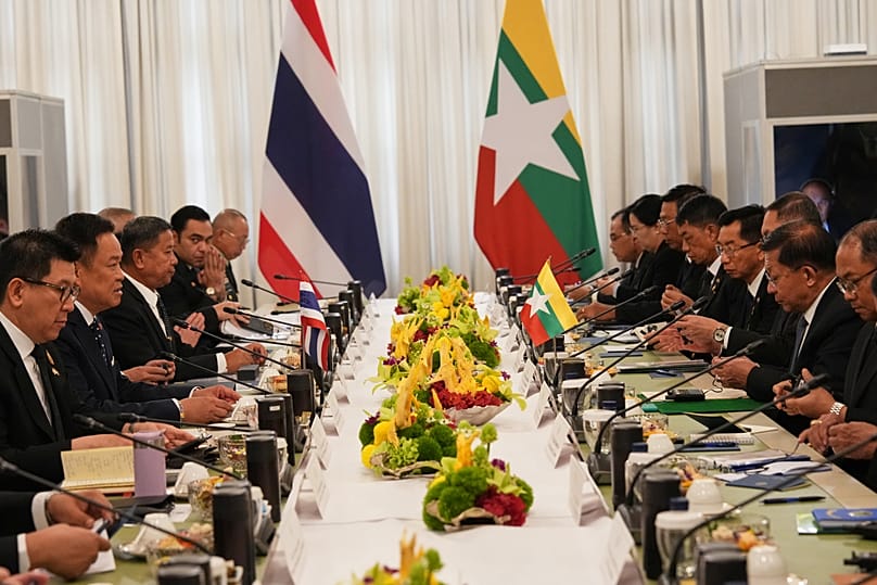 Tayland Başbakanı Anutin Charnvirakul, Bangkok'ta Myanmar Cumhurbaşkanı Min Aung Hlaing ile yaptığı ikili görüşmede konuşuyor, 6 Ağustos 2026.