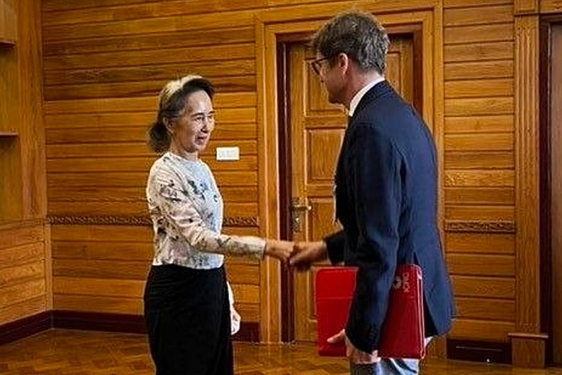 Görevden uzaklaştırılan Myanmar lideri Aung San Suu Kyi, Naypyidaw'da Uluslararası Kızılhaç Komitesi'nin yerel temsilcisi Arnaud de Baecque ile el sıkışıyor, 3 Ağustos 2026.