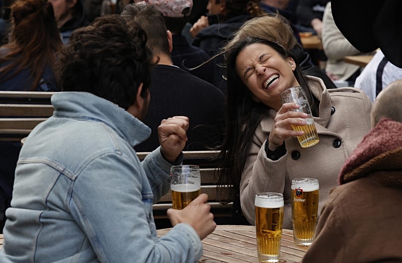 Viele Menschen verbinden Bier noch immer ausschließlich mit ungezwungenen Begegnungen und geselligem Beisammensein mit Freunden.