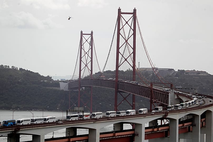 Des autocars transportant des manifestants traversent le pont du 25 Avril, à Lisbonne, en direction d’une protestation de la CGTP contre les mesures d’austérité du gouvernement, le 19 octobre 2013
