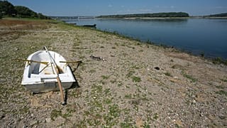 Un bateau échoué sur une berge asséchée devant Djerdap II, grand barrage sur le Danube entre la Roumanie et la Serbie, près de Prahovo, en Serbie, mardi 4 août 2026.