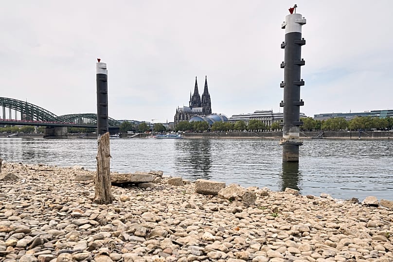 Der Rheinpegel ist während einer Hitzewelle und wegen anhaltenden Dürre auf einen historischen Tiefstand gefallen. 