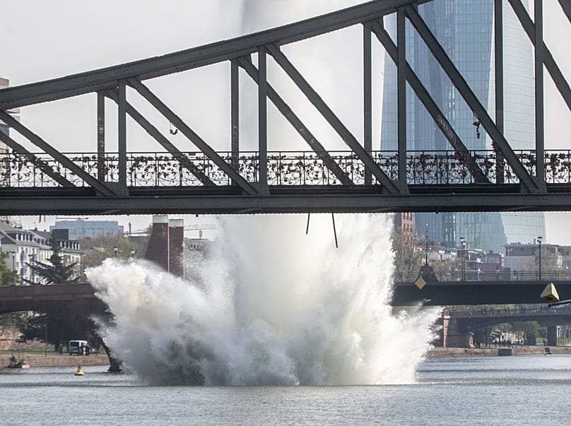 2019 wird in Frankfurt am Main eine 250 Kilogramm schwere US-amerikanische Bombe aus dem Zweiten Weltkrieg im Main gesprengt.