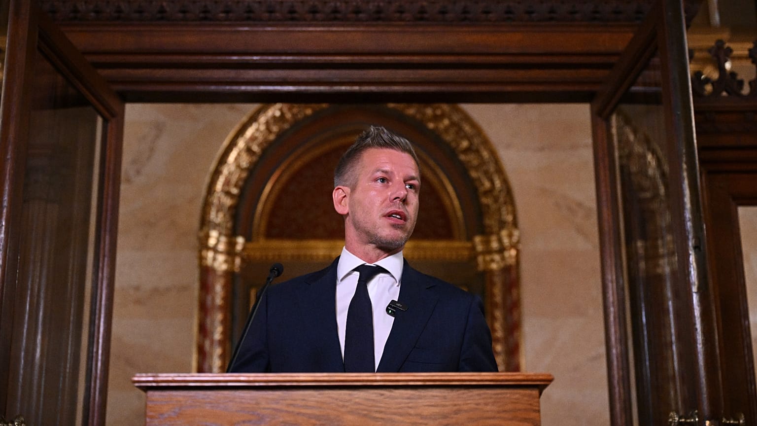 Magyar Péter sajtótájékoztatót tart a parlamentben