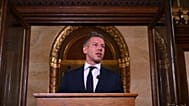 Magyar Péter sajtótájékoztatót tart a parlamentben