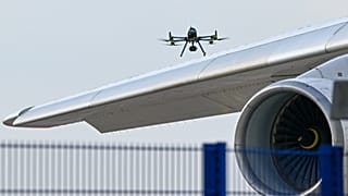 Eine Drohne mit Sprengsatz und Zünder am Flughafen Leipzig hatte die Sicherheitsbehörden in der Nacht zu Mittwoch in Alarmbereitschaft versetzt.