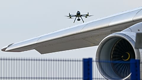 Un drone con carica esplosiva e detonatore all'aeroporto di Lipsia ha messo in allerta le autorità di sicurezza nella notte tra martedì e mercoledì.