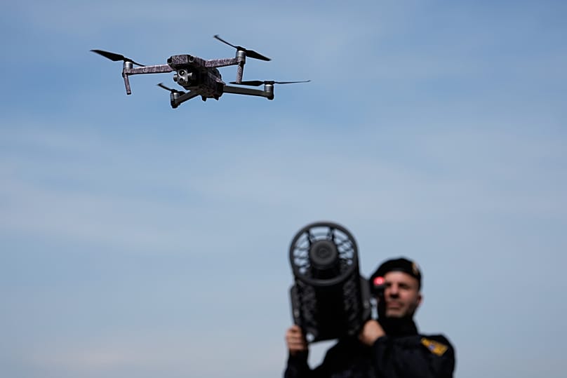 Un agente de Policía posa tras la ceremonia de inauguración de un centro de competencia y defensa frente a drones en Erding, cerca de Múnich, el lunes 4 de mayo de 2026.