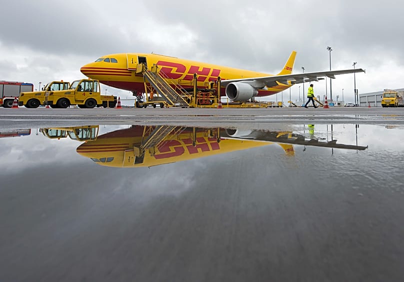 En julio de 2024, según las pesquisas de los investigadores, unos presuntos autores habrían enviado a través de las empresas de paquetería DHL y DPD cuatro paquetes preparados con artefactos incendiarios.