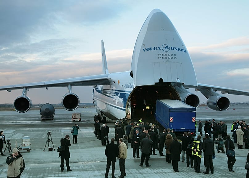 Dos aviones Antonov AN-124 de Volga Dnepr Airlines son cargados con motivo de la inauguración de la base de mantenimiento de SALIS en el aeropuerto de Leipzig, 17 de enero de 2007.