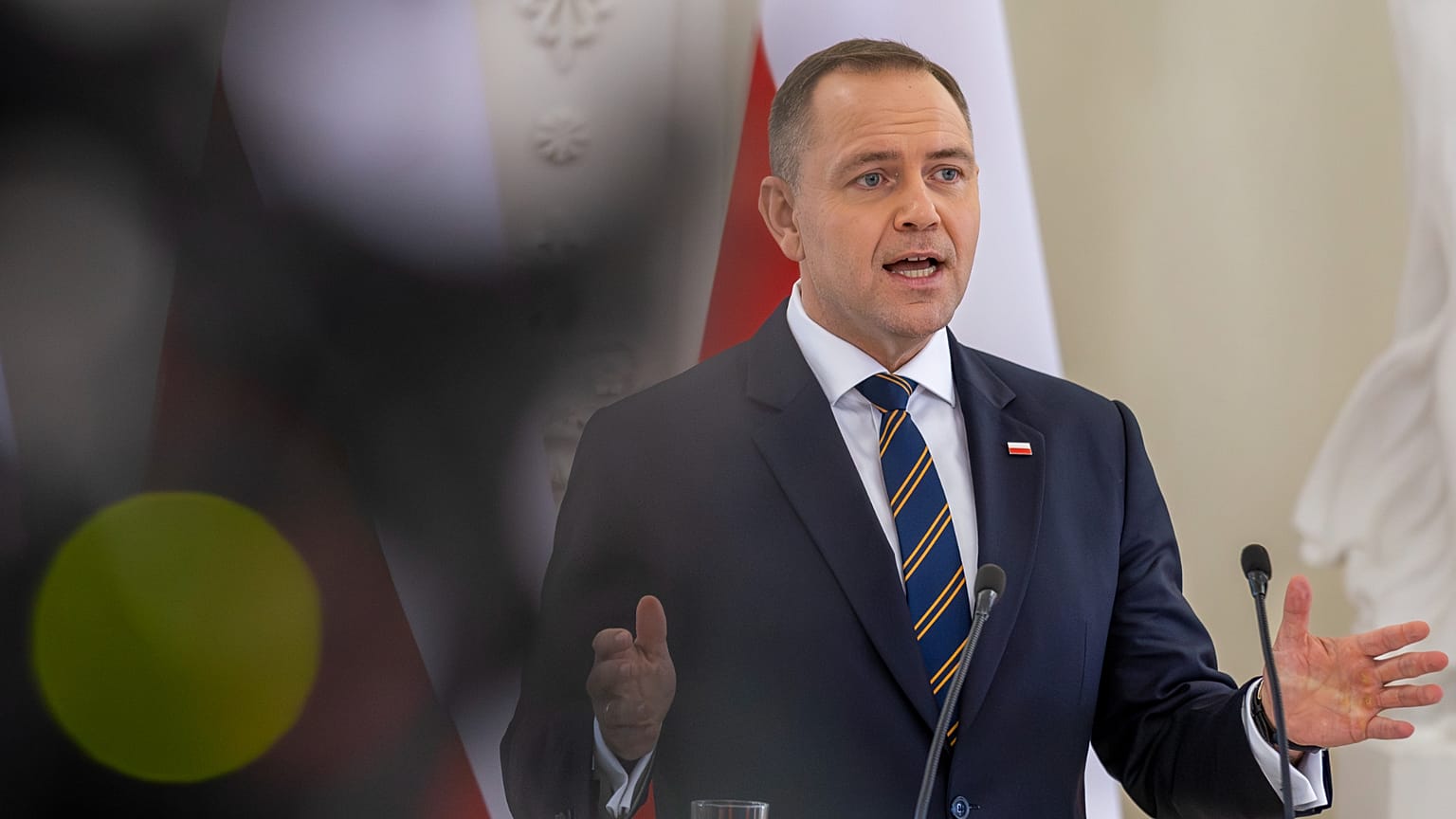  Prezydent Polski Karol Nawrocki przemawia podczas wspólnej konferencji prasowej z prezydentem Litwy Gitanasem Nausėdą w Pałacu Prezydenckim w Wilnie na Litwie, 