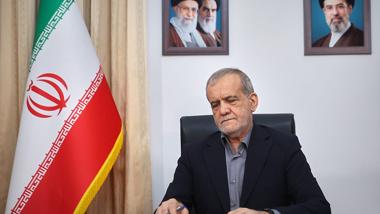 في هذه الصورة التي التقطها مكتب الرئاسة الإيرانية، يوقع الرئيس الإيراني مسعود بيزشكيان مذكرة تفاهم سبق أن وقعها الرئيس الأمريكي دونالد ترامب بهدف إنهاء الحرب وبدء مفاوضات بشأن