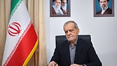 في هذه الصورة التي التقطها مكتب الرئاسة الإيرانية، يوقع الرئيس الإيراني مسعود بيزشكيان مذكرة تفاهم سبق أن وقعها الرئيس الأمريكي دونالد ترامب بهدف إنهاء الحرب وبدء مفاوضات بشأن