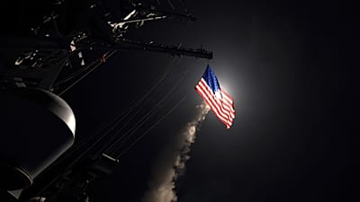 Il cacciatorpediniere lanciamissili USS Porter lancia un missile da crociera Tomahawk contro obiettivi terrestri nel mar Mediterraneo, 7 aprile 2017