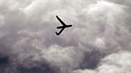 تظهر هذه الصورة الملتقطة في 26 مارس 2013 طائرة بدون طيار من طراز Insitu ScanEagle تحلق فوق مطار أرلينغتون بولاية أوريغون.