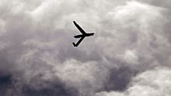 تظهر هذه الصورة الملتقطة في 26 مارس 2013 طائرة بدون طيار من طراز Insitu ScanEagle تحلق فوق مطار أرلينغتون بولاية أوريغون.
