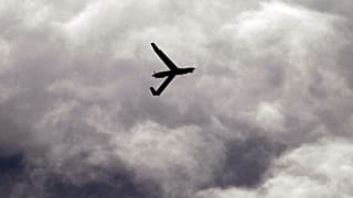 تظهر هذه الصورة الملتقطة في 26 مارس 2013 طائرة بدون طيار من طراز Insitu ScanEagle تحلق فوق مطار أرلينغتون بولاية أوريغون.