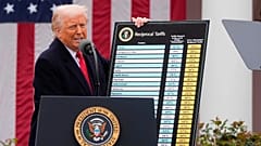 Discursa Donald Trump durante um evento de anúncio de novas tarifas no Jardim das Rosas da Casa Branca, em Washington, a 2 de abril de 2025