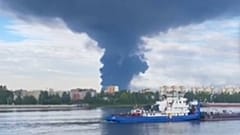 Imagem de vídeo publicada na rede X por Volodymyr Zelenskyy mostra ataque ucraniano a refinaria russa, 6 agosto 2026