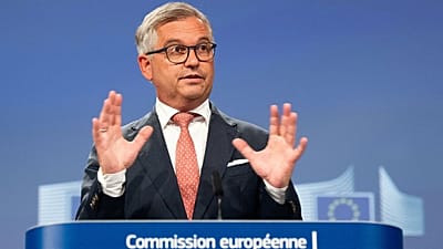 Comissário europeu para os Assuntos Internos e Migração, Magnus Brunner, fala durante uma conferência de imprensa na sede da UE, em Bruxelas, terça‑feira, 4 de agosto de 2026.