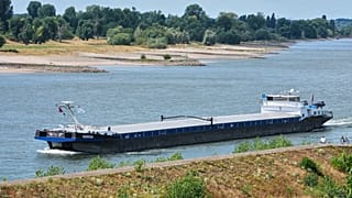 Deutschlands Flüsse führen historisch wenig Wasser: Die Binnenschifffahrt gerät unter Druck.