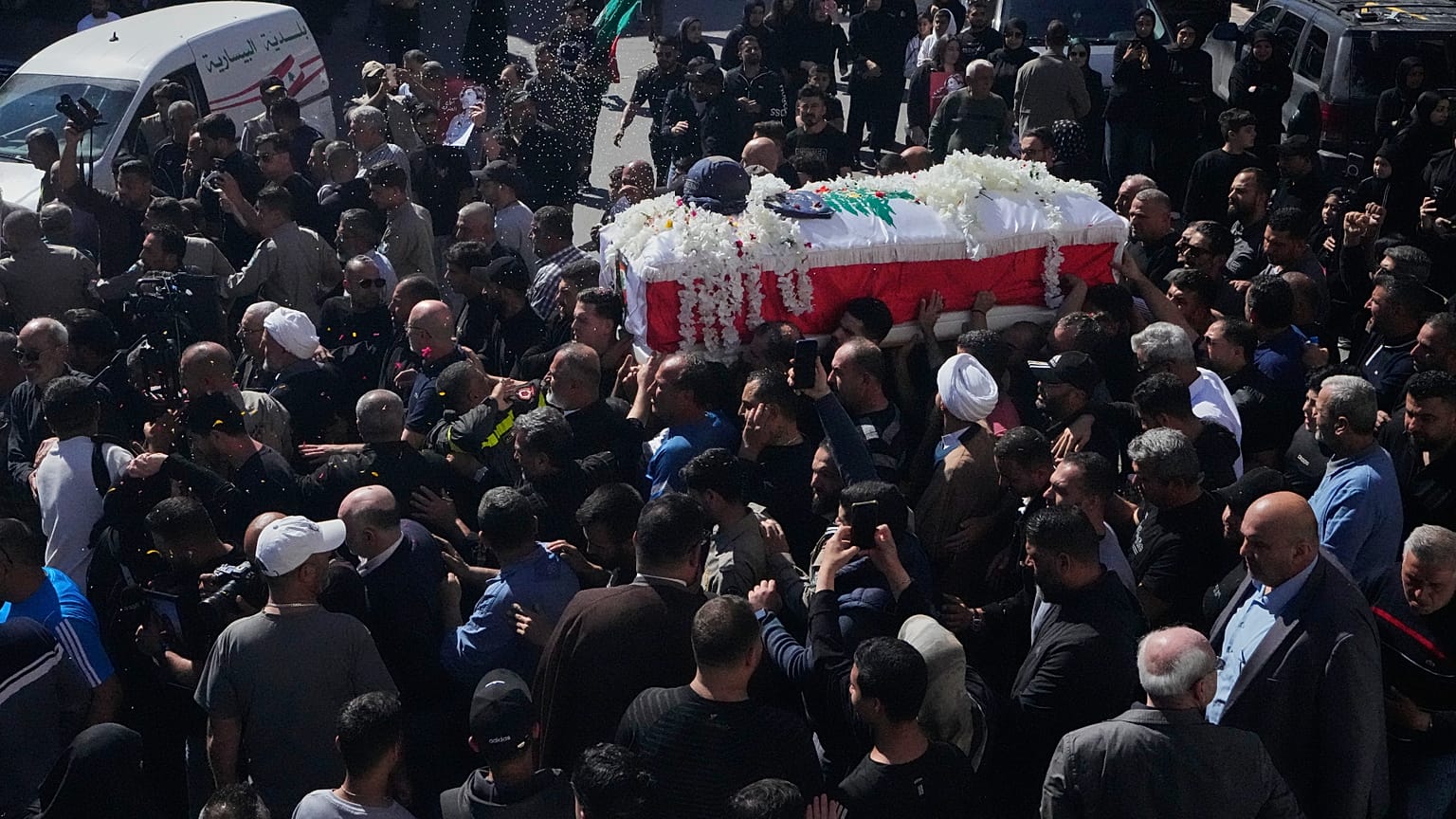 ألقى المشيعون الزهور والأرز على نعش الصحفية اللبنانية أمل خليل، التي قُتلت يوم الأربعاء في غارة جوية إسرائيلية، خلال موكب جنازتها في قرية بيصارية جنوب لبنان يوم الخميس 23 أبري