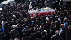 ألقى المشيعون الزهور والأرز على نعش الصحفية اللبنانية أمل خليل، التي قُتلت يوم الأربعاء في غارة جوية إسرائيلية، خلال موكب جنازتها في قرية بيصارية جنوب لبنان يوم الخميس 23 أبري