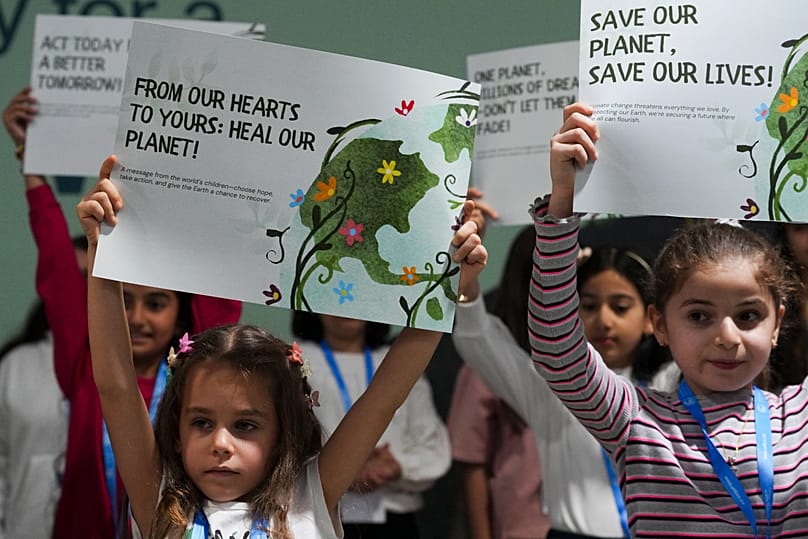 Enfants azerbaïdjanais brandissant des pancartes