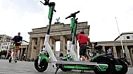 Monopattini elettrici di fronte alla porta di Brandeburgo, in Germania