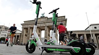 Monopattini elettrici di fronte alla porta di Brandeburgo, in Germania